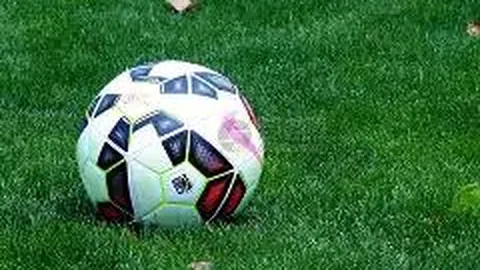 “里昂迎战巴黎强阵揭晓：四大名将缺席，16岁新星博利领衔出征！”